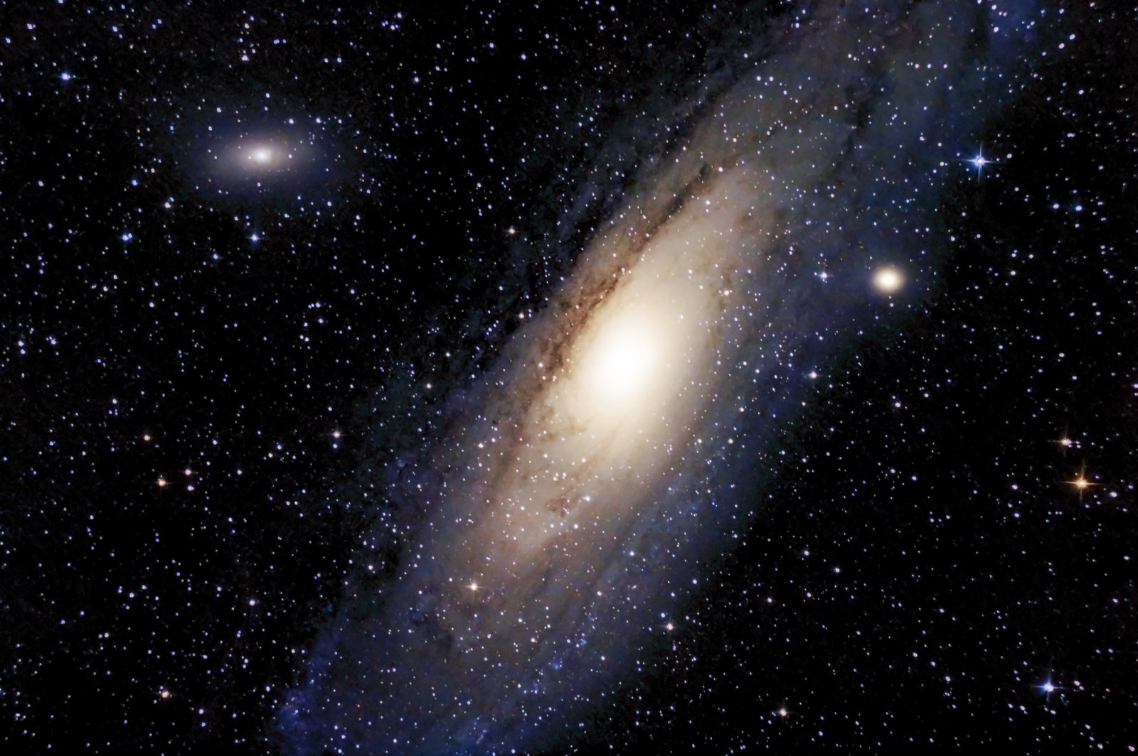 Astrofotografia del cielo profondo con campo stellato e nebulosità colorate riprese a lunga esposizione - Ita Astrophotography