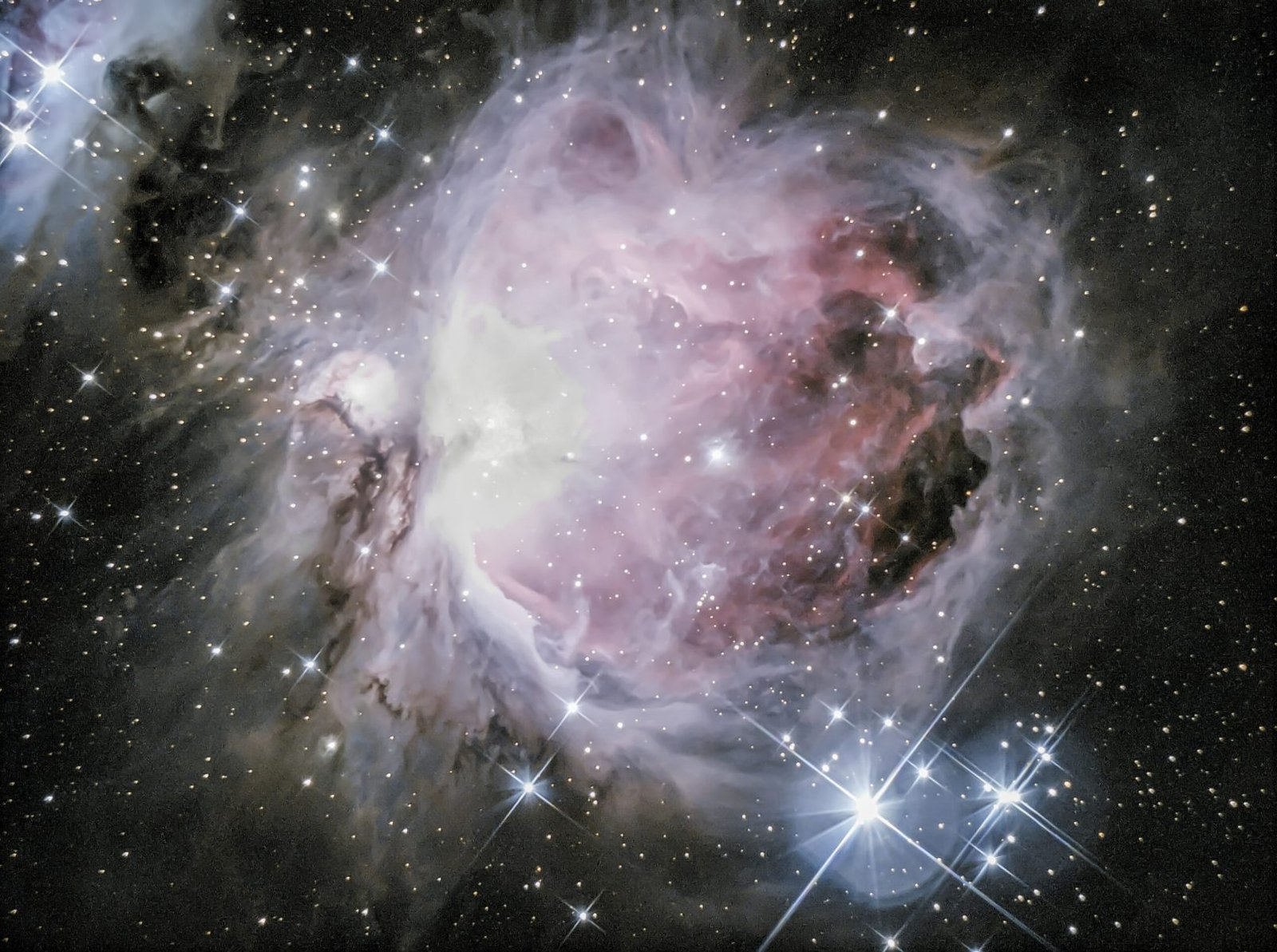 Fotografia astronomica di cielo profondo con nebulosa e campo stellato ripresa a lunga esposizione - Ita Astrophotography