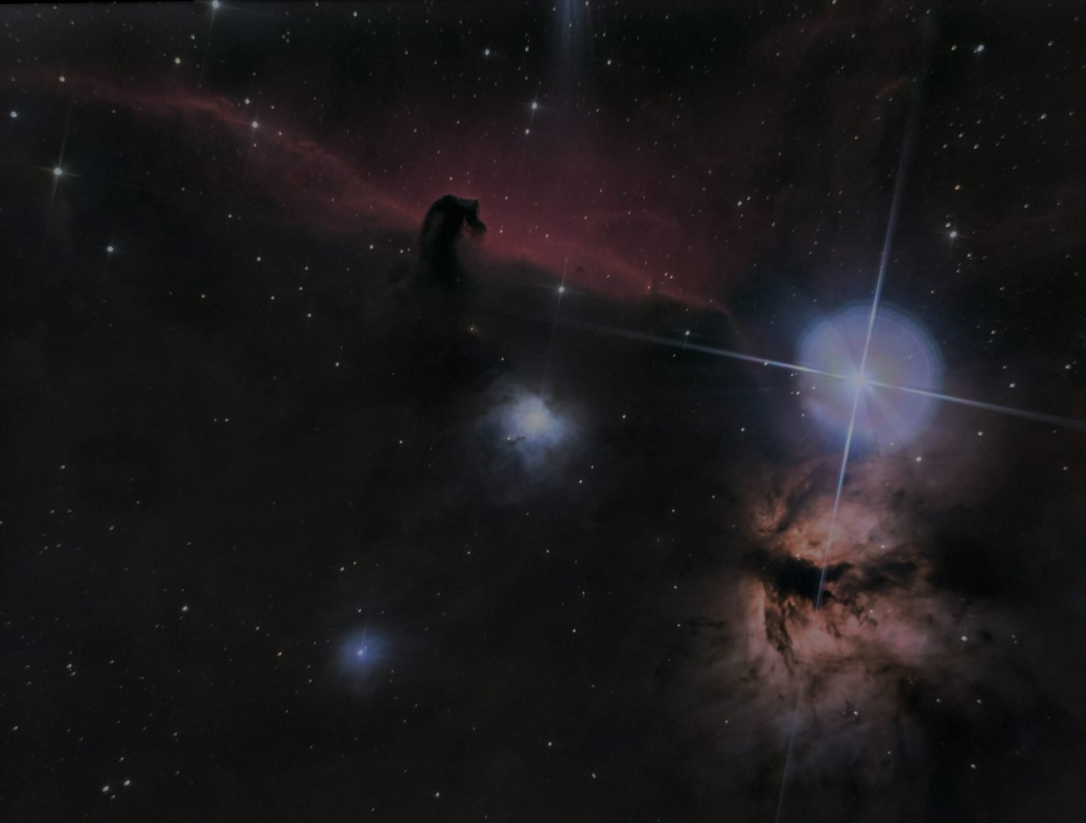 Astrofotografia di una nebulosa con dettagli di gas e polvere interstellare, ripresa a lunga esposizione - Ita Astrophotography