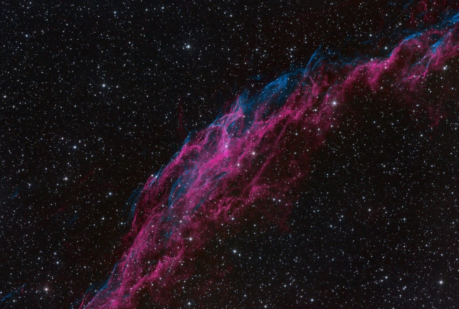 Astrofotografia di una nebulosa a emissione con dense strutture di gas e polvere cosmica, ripresa a lunga esposizione - Ita Astrophotography