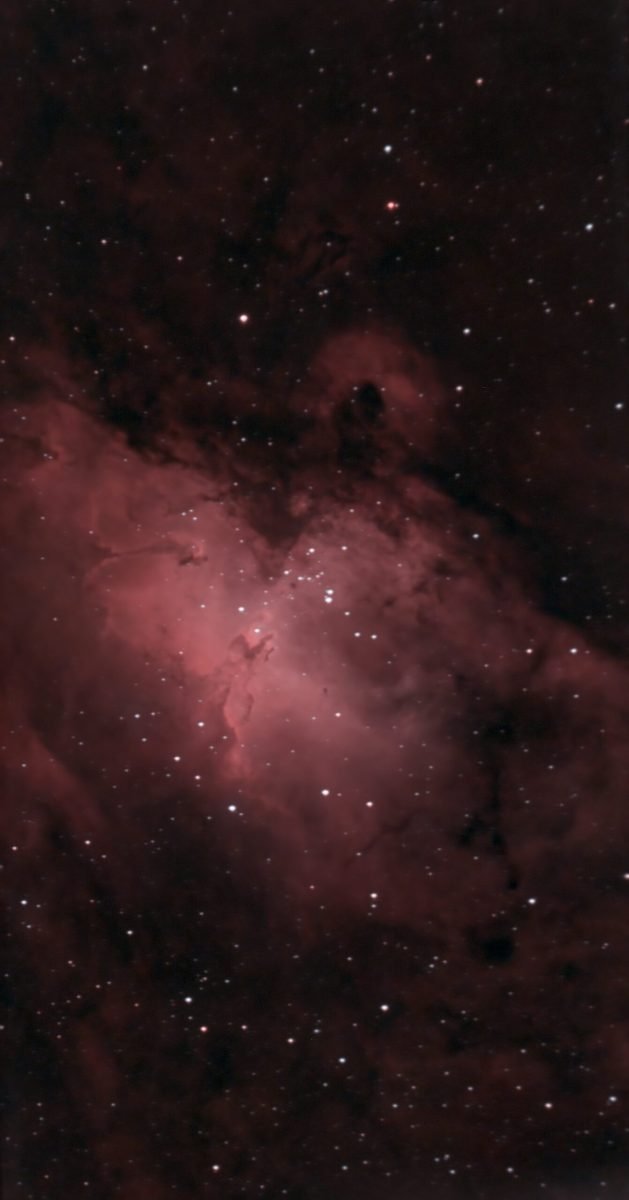 Fotografia astronomica di una nebulosa a emissione rossastra ripresa in campo largo, con nubi di gas e polvere interstellare - Ita Astrophotography